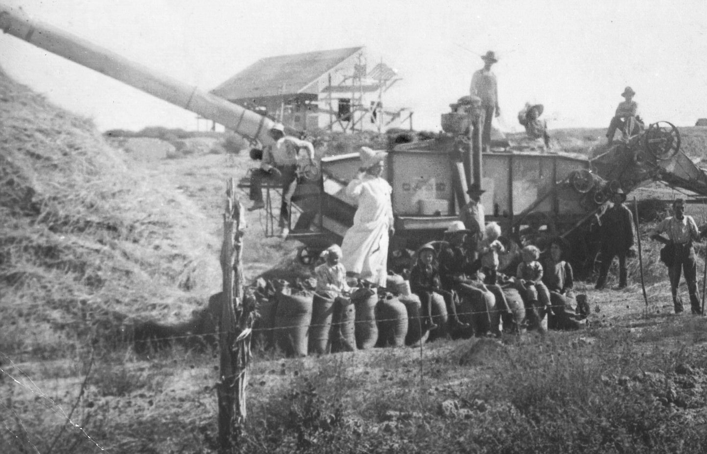 Konik Şamdan Mumu 25 cm – Dekoratif, İs Yapmaz, Kokusuz | Masa & Etkinlik Mumları