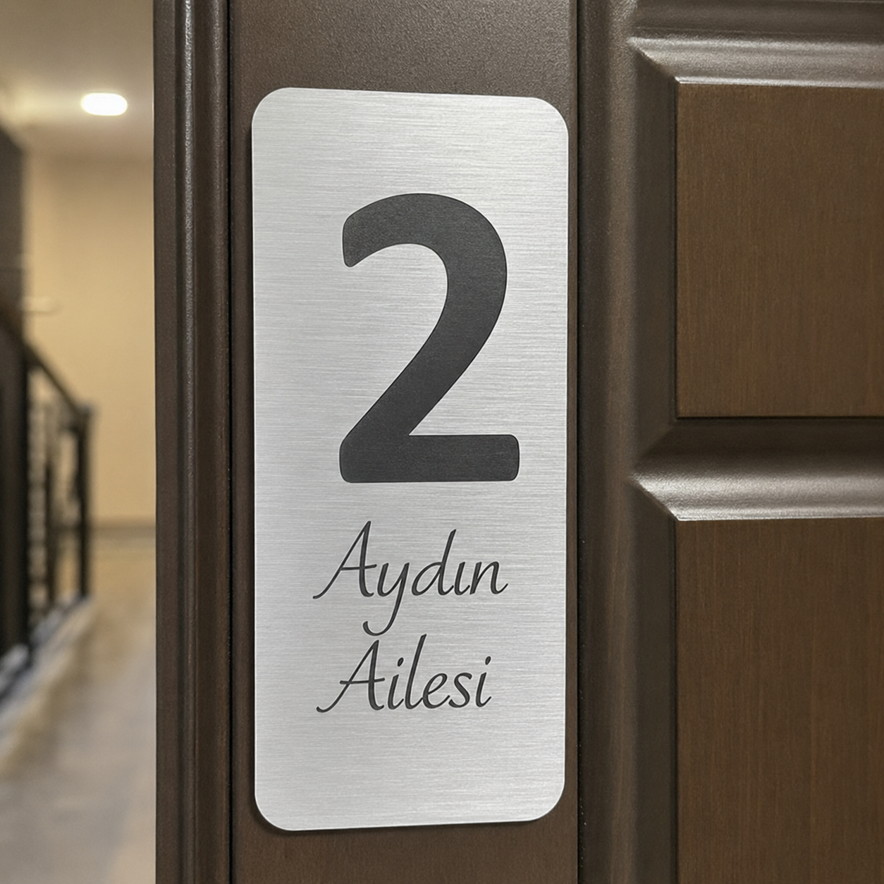 Daire numarası ve aile adı lazer kazıma metalik pleksi kapı tabelası, apartman koridoru kullanım örneği