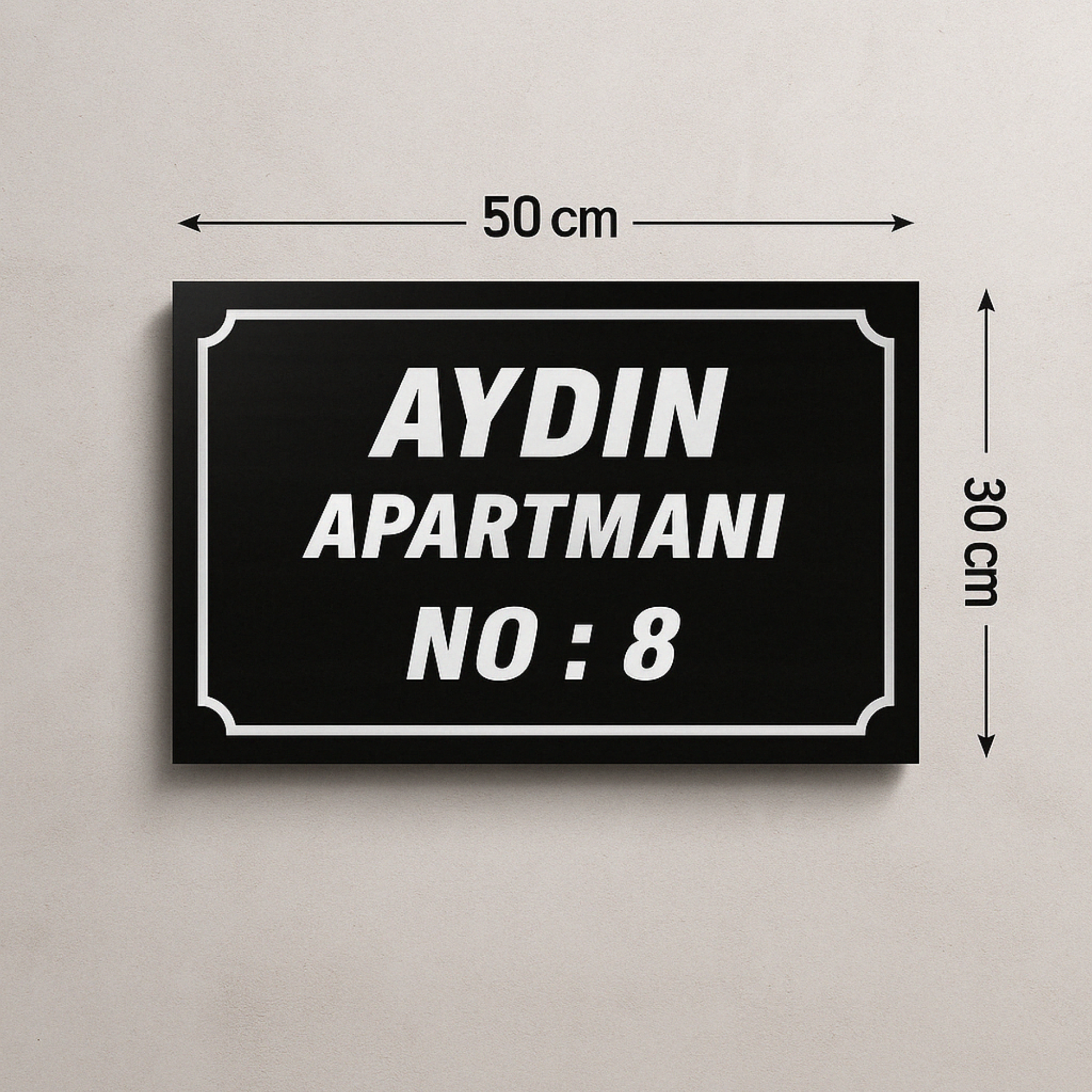 Kişiye özel apartman tabelası boyut görseli: 50x30 cm, siyah pleksi beyaz yazı