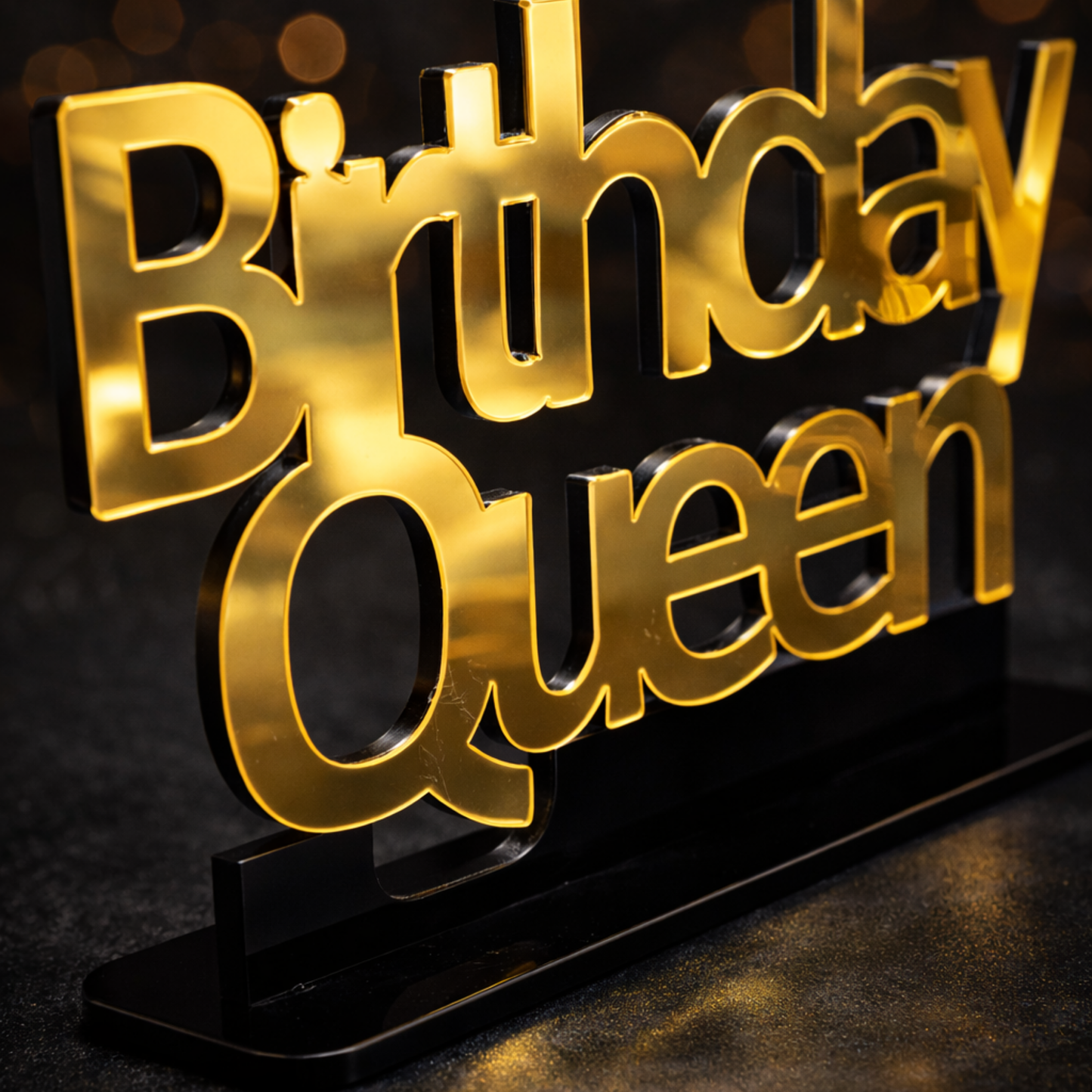Birthday Queen gold ayna akrilik yazı yakın çekim dramatik ışık detay