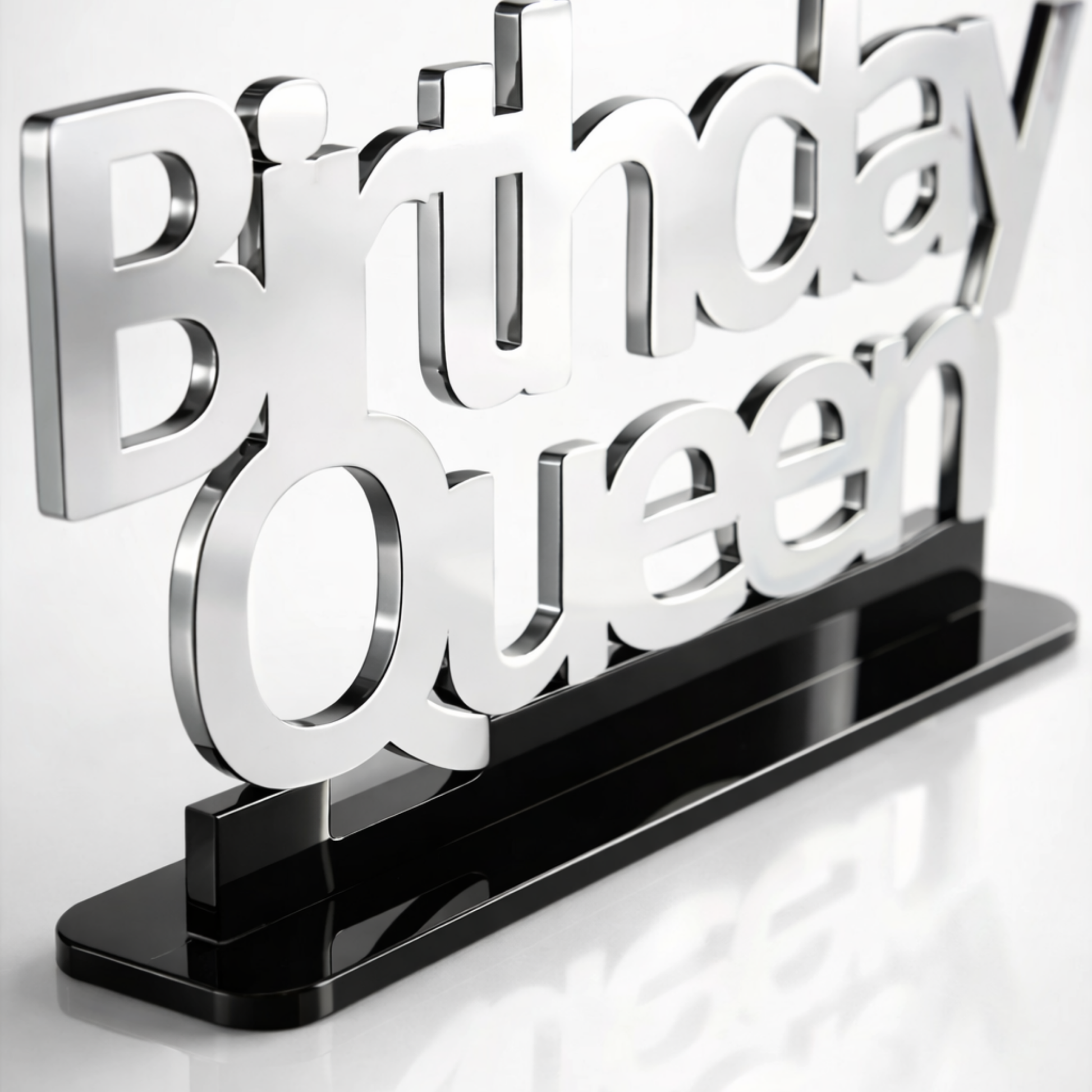 Birthday Queen silver ayna akrilik yazı yakın çekim detay siyah taban