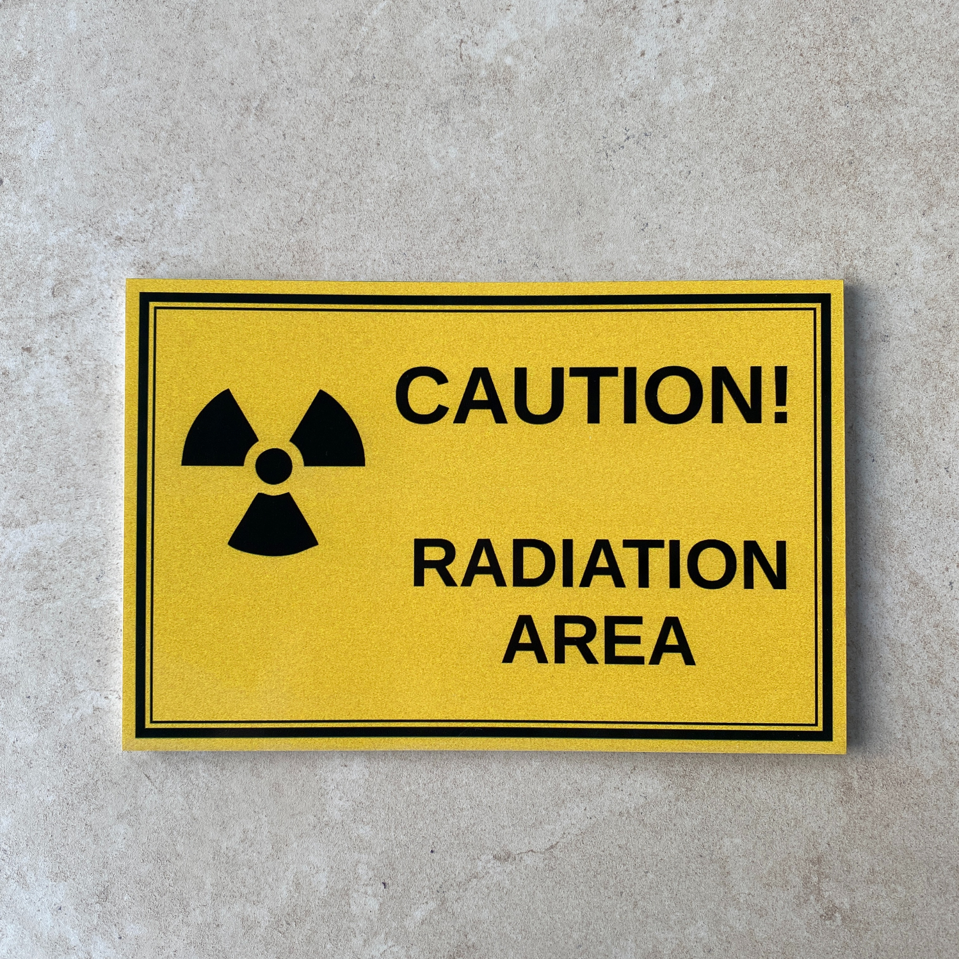 Caution Radiation Area iş güvenliği tabelası gerçek ortam beton yüzey görünümü