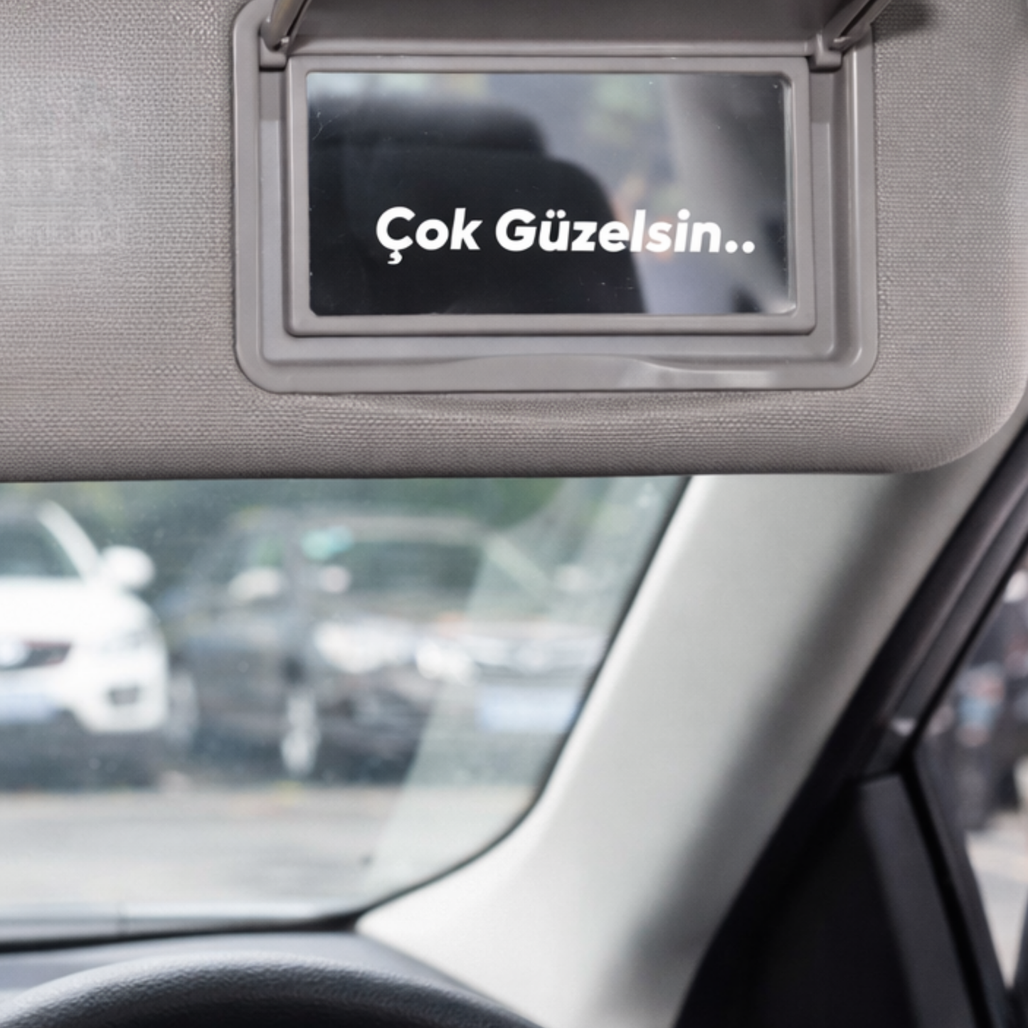 Çok Güzelsin sticker araba güneşlik aynasına yapıştırılmış yakın çekim