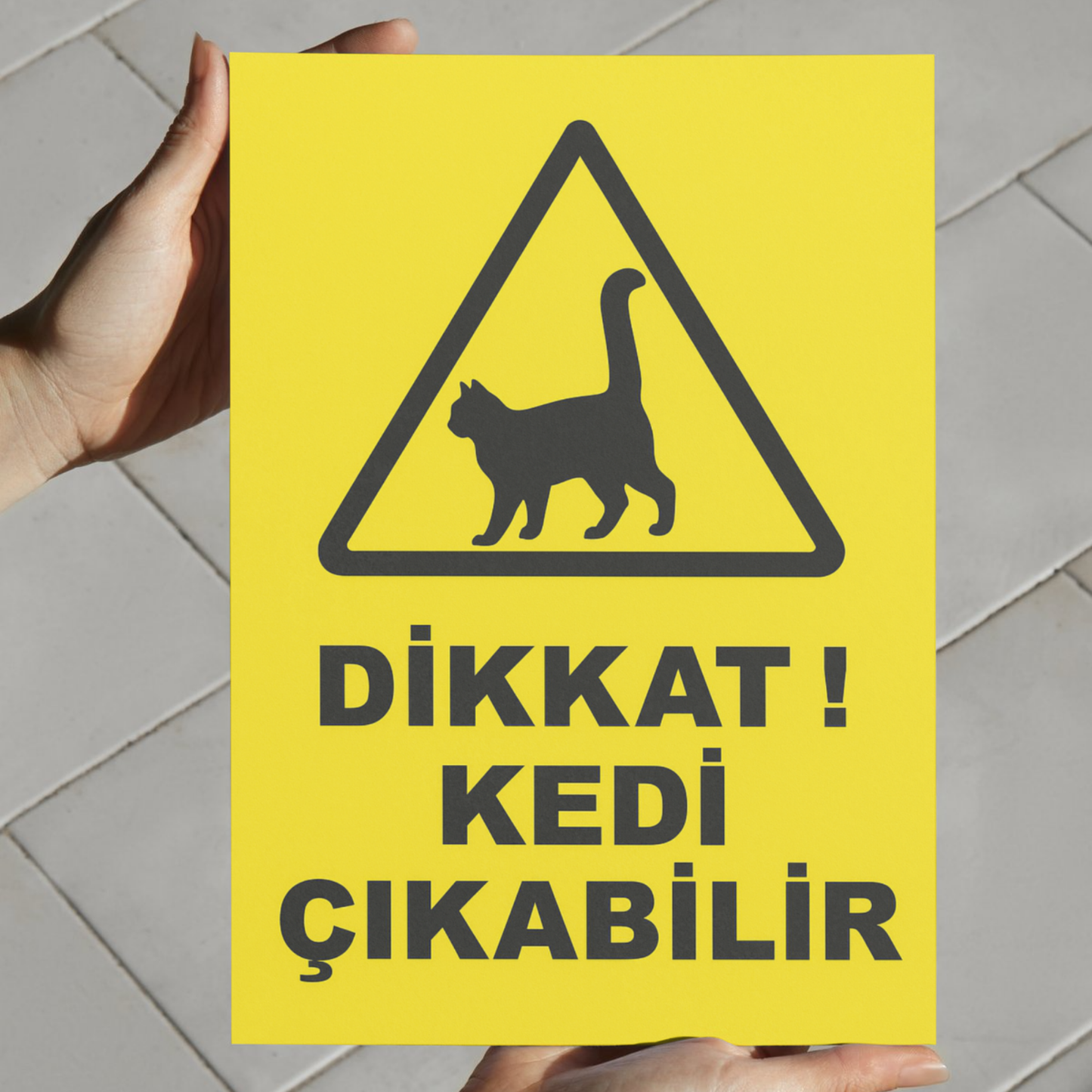 Dikkat Kedi Çıkabilir uyarı levhası, 35x25 cm ölçüsünde, elde tutularak boyut gösterimi yapılan forex tabela
