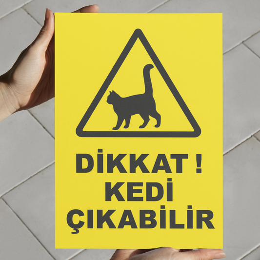 Dikkat Kedi Çıkabilir uyarı levhası, 35x25 cm ölçüsünde, elde tutularak boyut gösterimi yapılan forex tabela