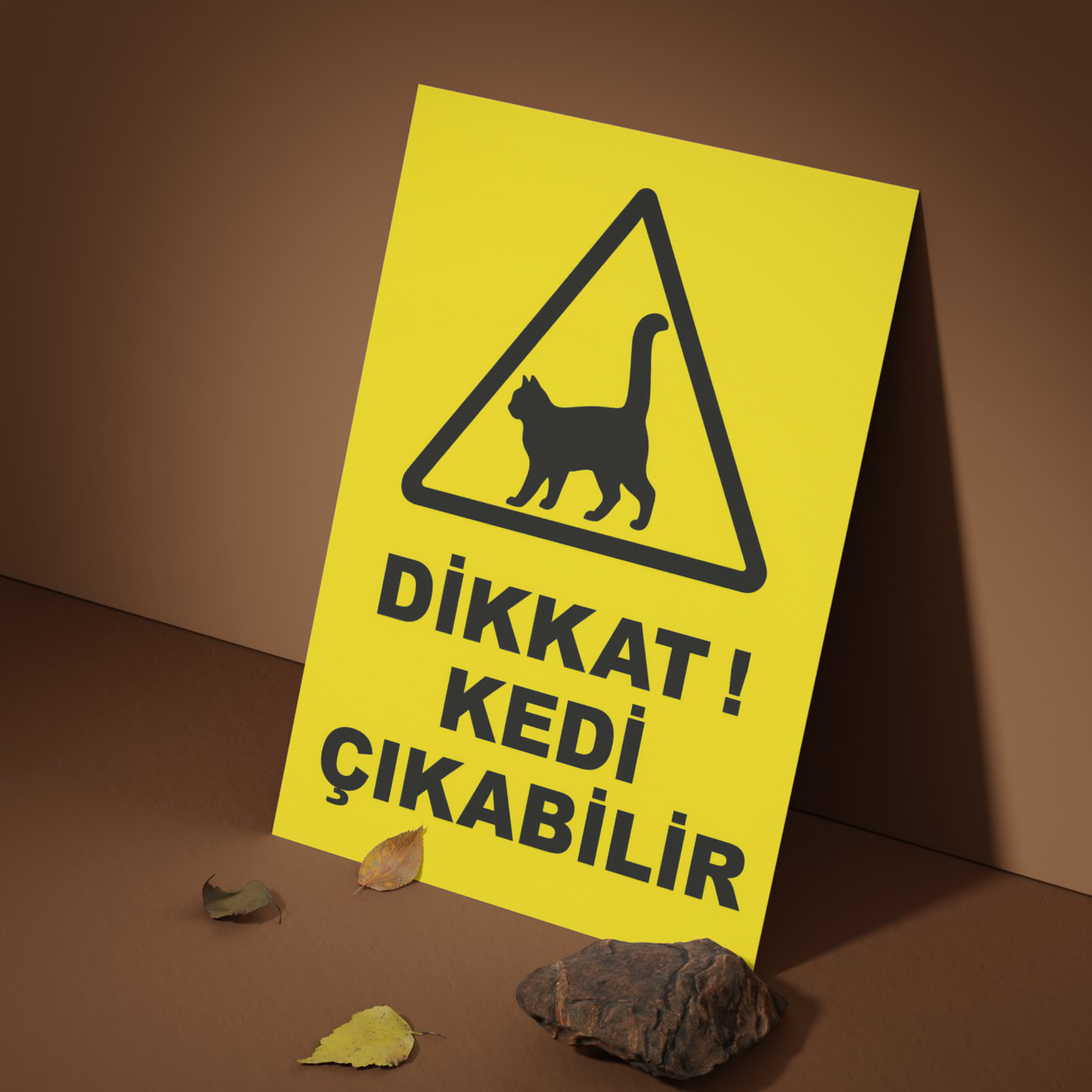 Dikkat Kedi Çıkabilir uyarı levhası, sarı zeminli forex tabela, iç mekân kullanım örneği, Happynesso