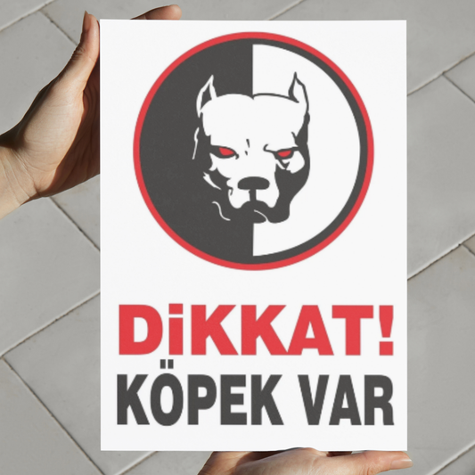 Dikkat Köpek Var uyarı levhası bulldog görselli, elde tutularak gösterilen 25x35 cm ölçüsünde forex tabela