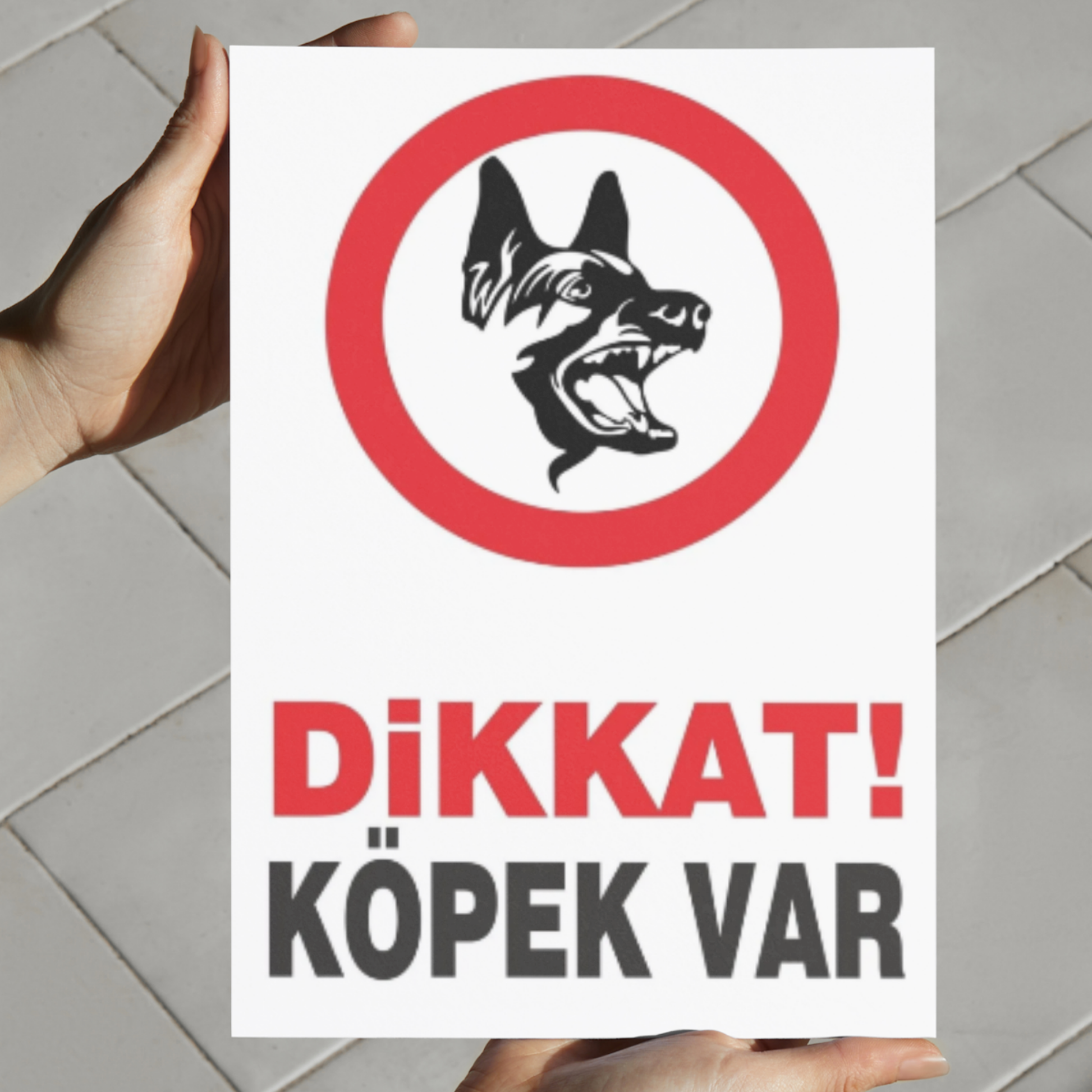 Dikkat Köpek Var uyarı levhası kurt köpeği görselli, elde tutularak gösterilen 25x35 cm ölçüsünde forex tabela