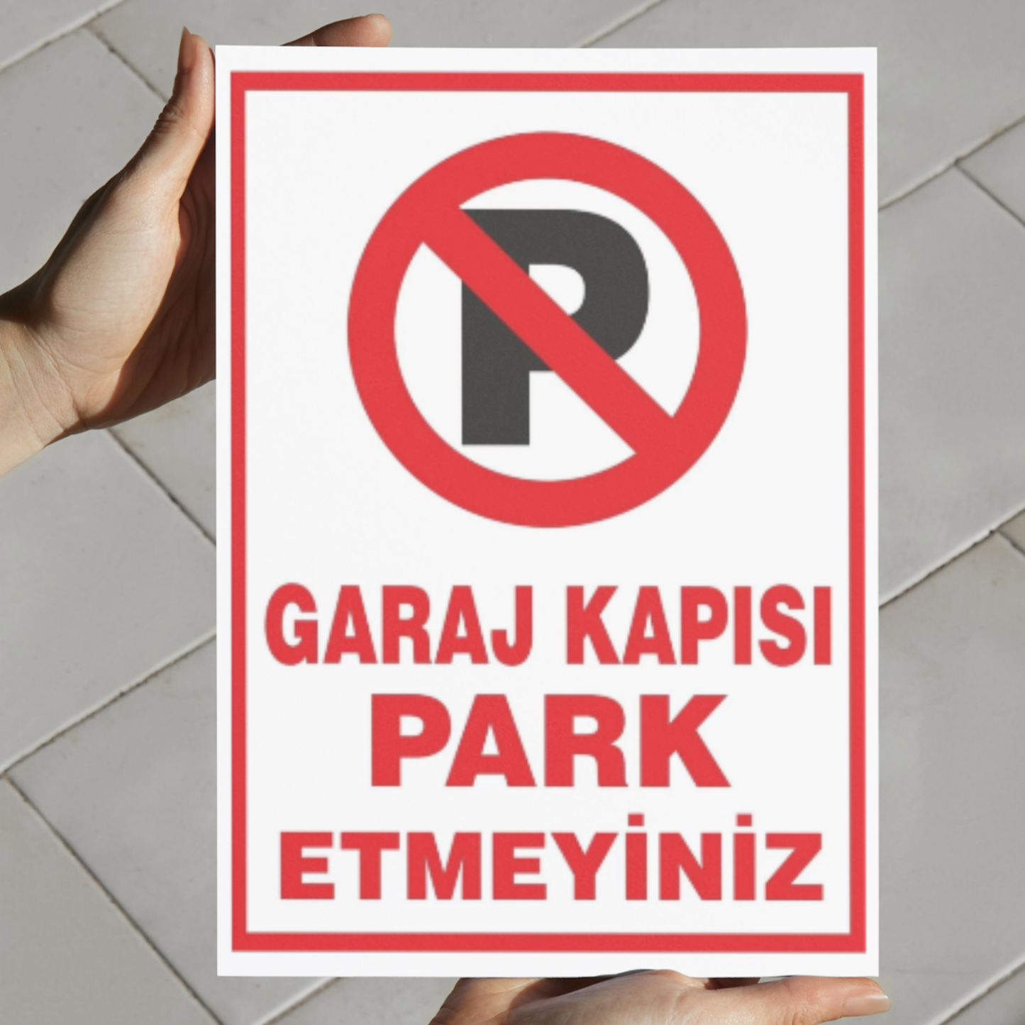 Garaj Kapısı Park Etmeyiniz yazılı 25x35 cm forex uyarı levhasının elde tutularak gerçek ölçekte gösterimi