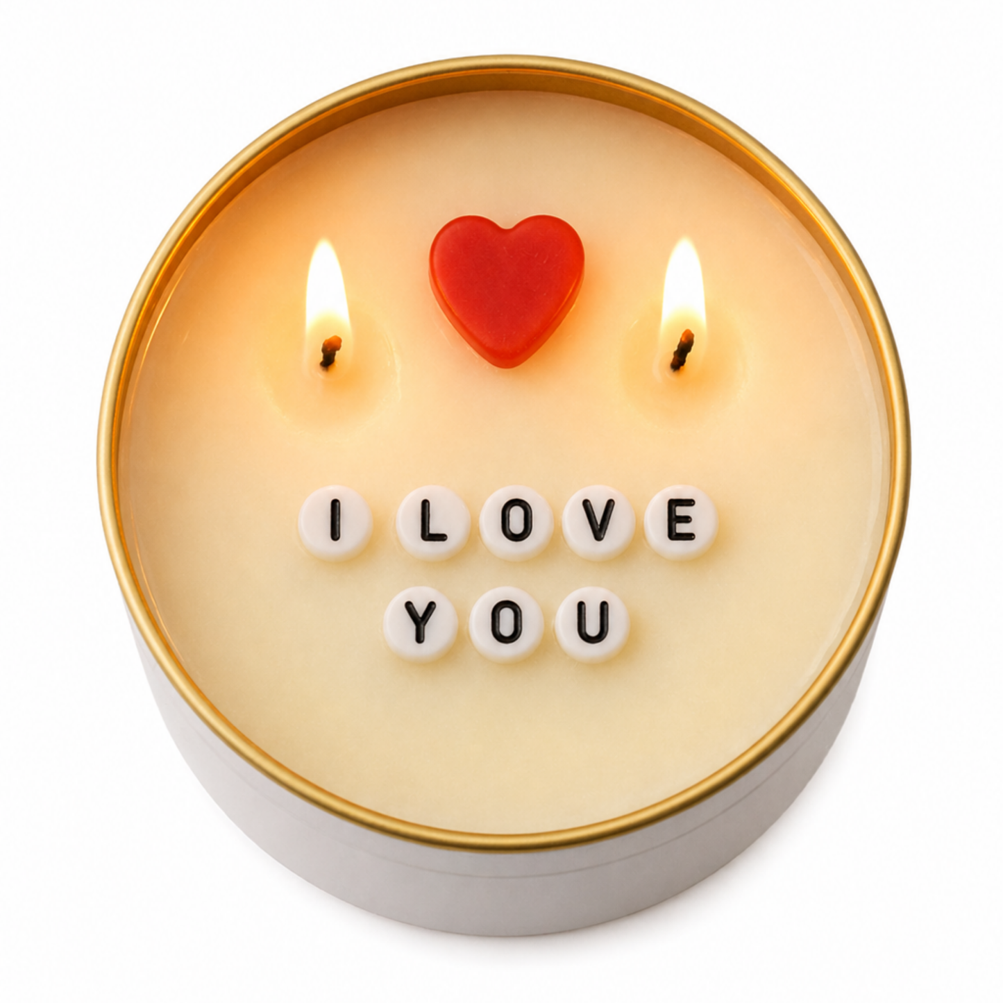 Üstten görünüm – yanan gizli mesajlı soya wax mum, beyaz boncuk harfli I LOVE YOU yazısı ve kırmızı kalp süsleme, altın kenarlı beyaz metal kutu