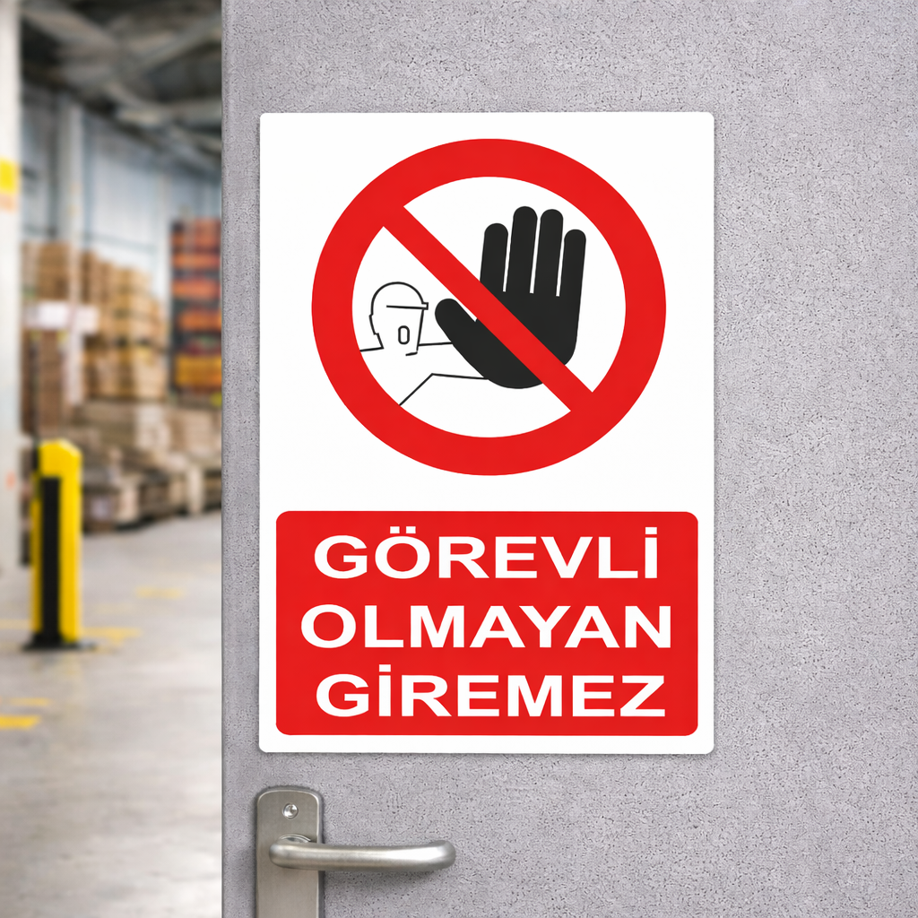 Kapı üzerinde kullanılan Görevli Olmayan Giremez uyarı levhası, 25x35 cm forex tabela, iç ve dış mekan kullanım örneği