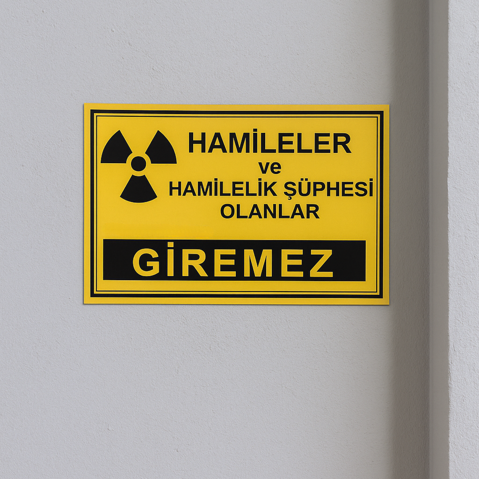 Hamileler giremez güvenlik tabelası iş yeri duvarına monte edilmiş