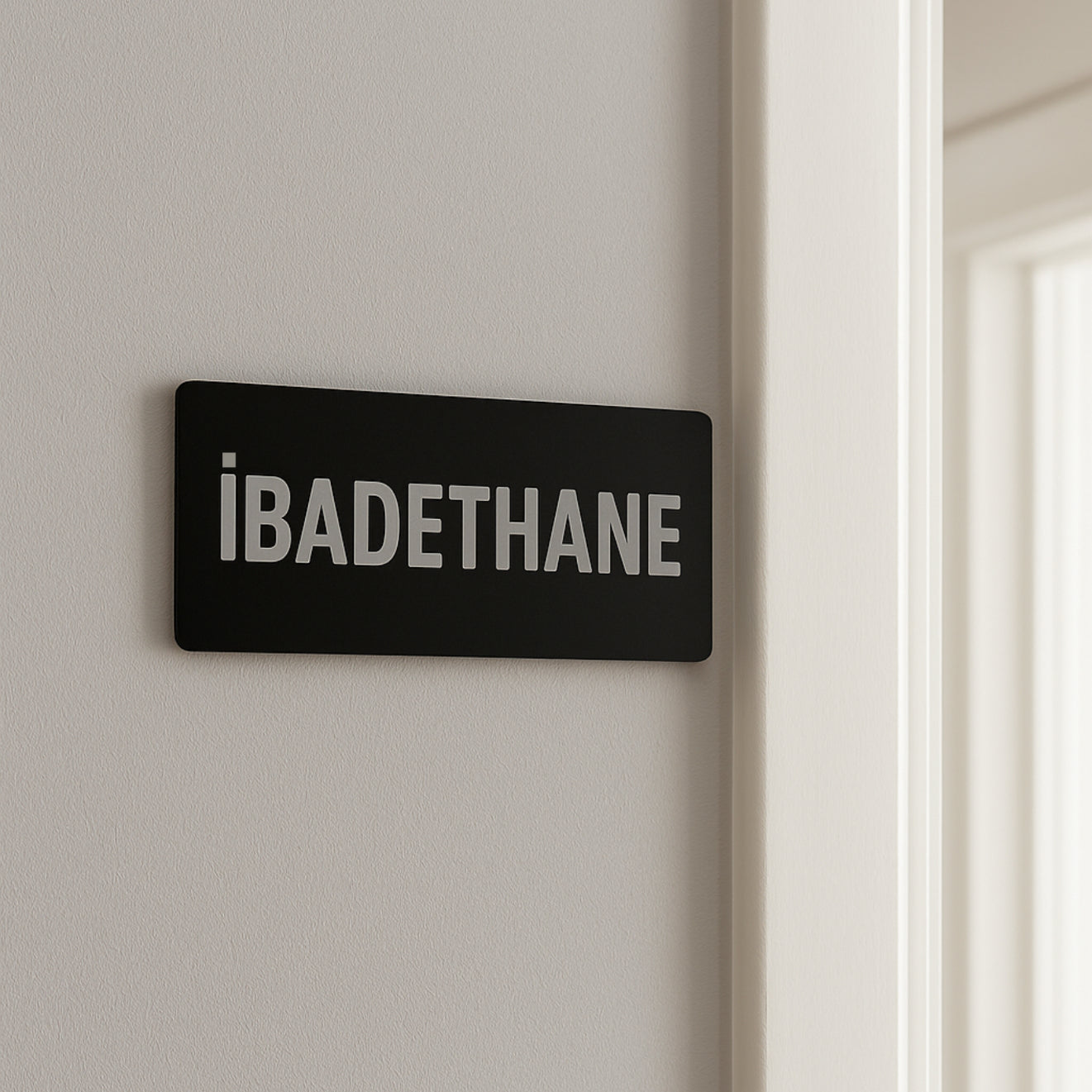 İbadethane yazılı siyah pleksi tabela, duvara monte edilmiş kullanım örneği