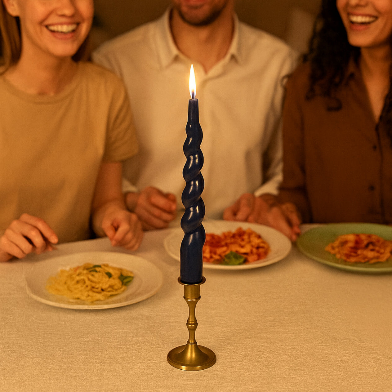 Lacivert İtalyan burgu spiral mum altın şamdan üzerinde neşeli aile makarnalı akşam yemeği