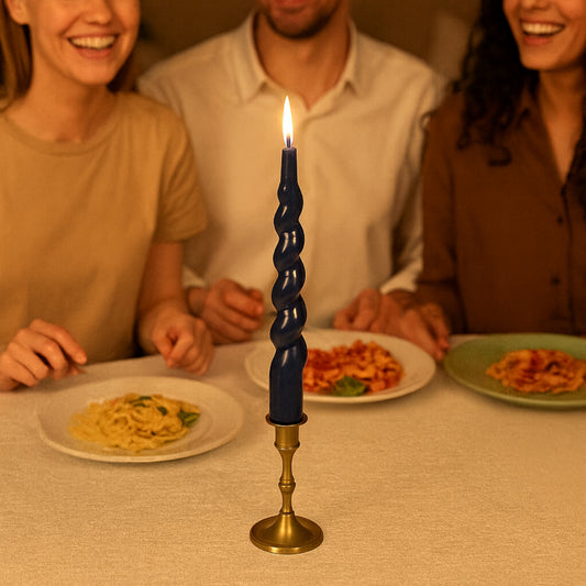 Lacivert İtalyan burgu spiral mum altın şamdan üzerinde neşeli aile makarnalı akşam yemeği