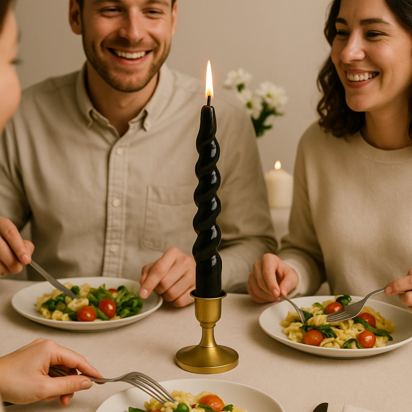Siyah İtalyan burgu spiral mum altın şamdan üzerinde makarnalı romantik çift akşam yemeği