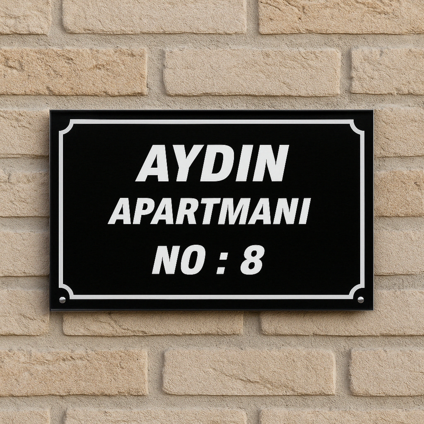 Kişiye özel apartman adı ve numara yazılı siyah pleksi tabela, tuğla duvar üzerinde lifestyle görseli