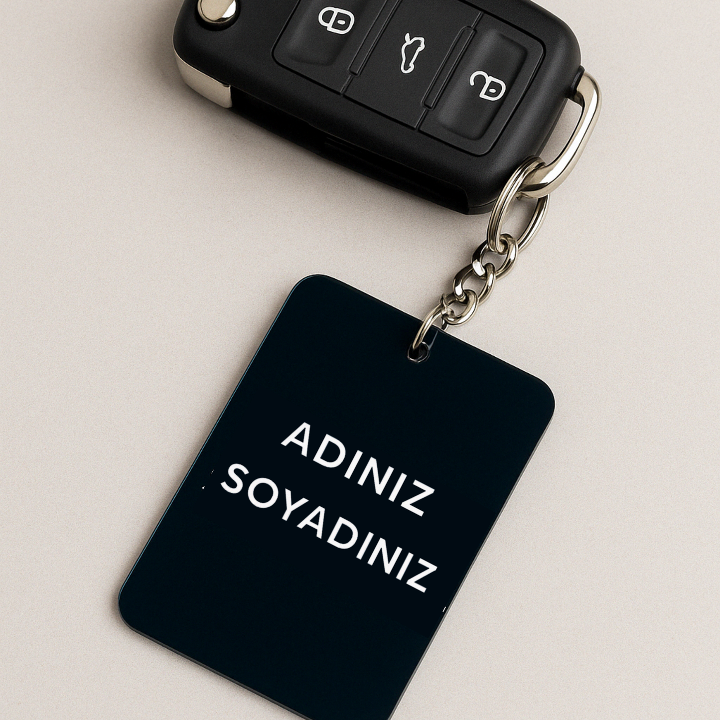 Kişiye özel dikdörtgen siyah pleksi anahtarlık araba anahtarıyla