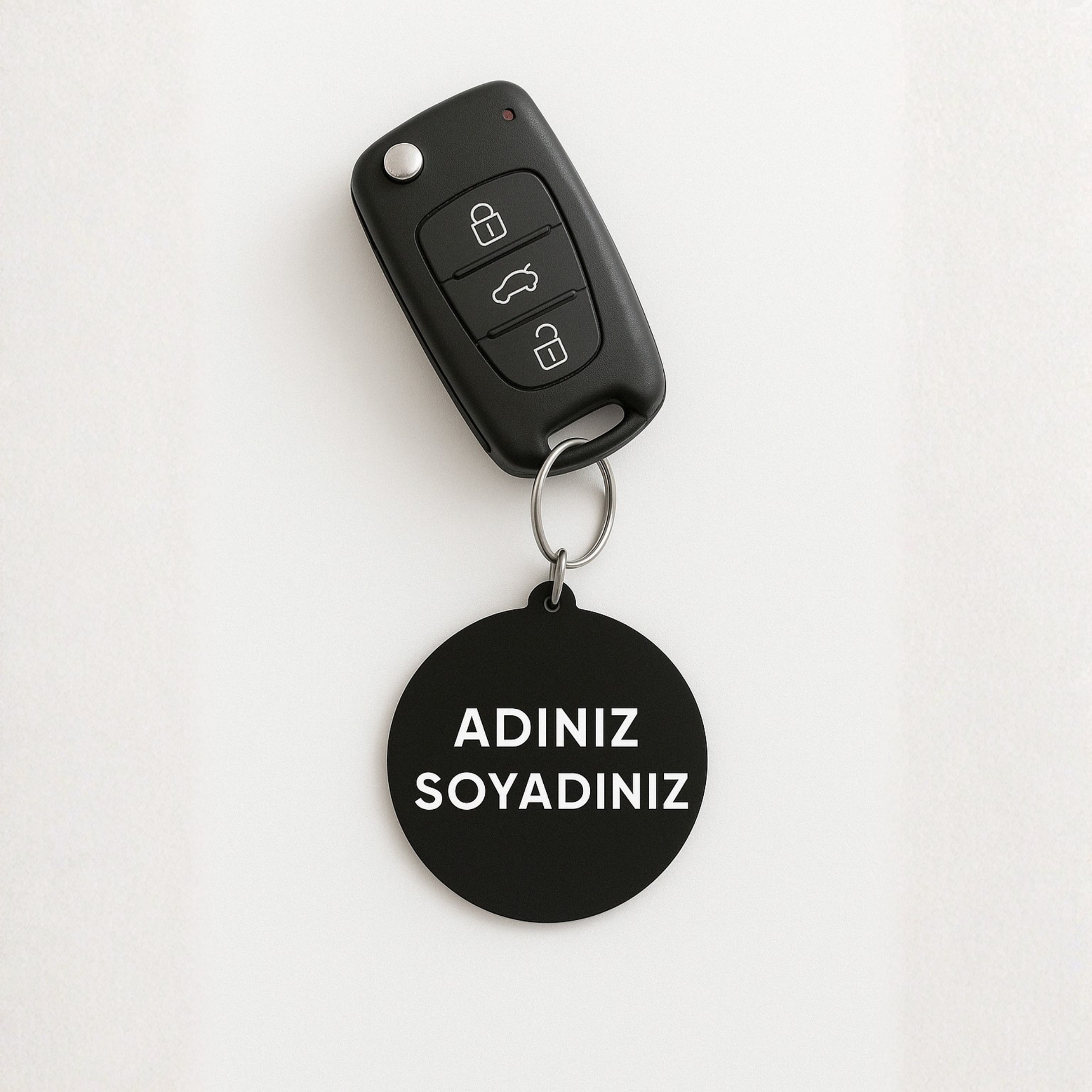Kişiye özel yuvarlak siyah pleksi anahtarlık araba anahtarıyla