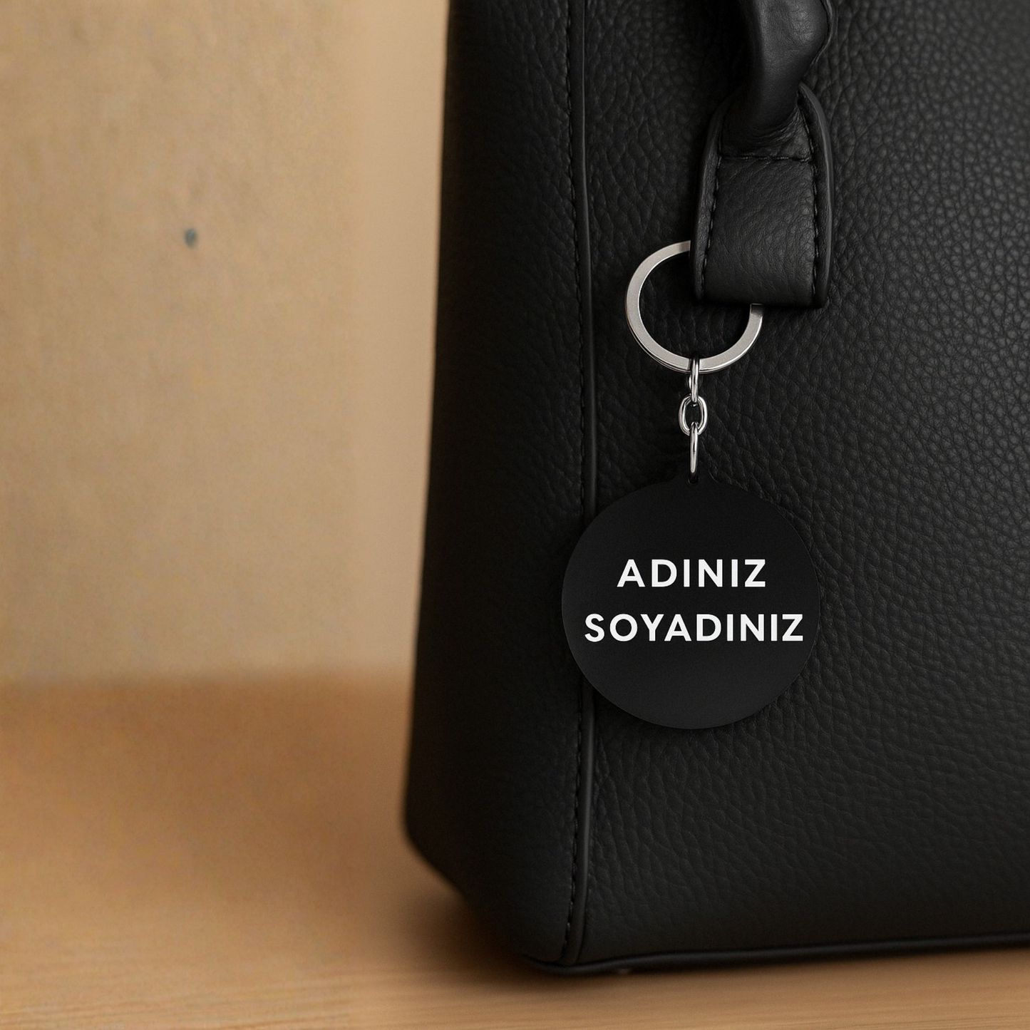 Kişiye özel yuvarlak siyah pleksi anahtarlık siyah çantada