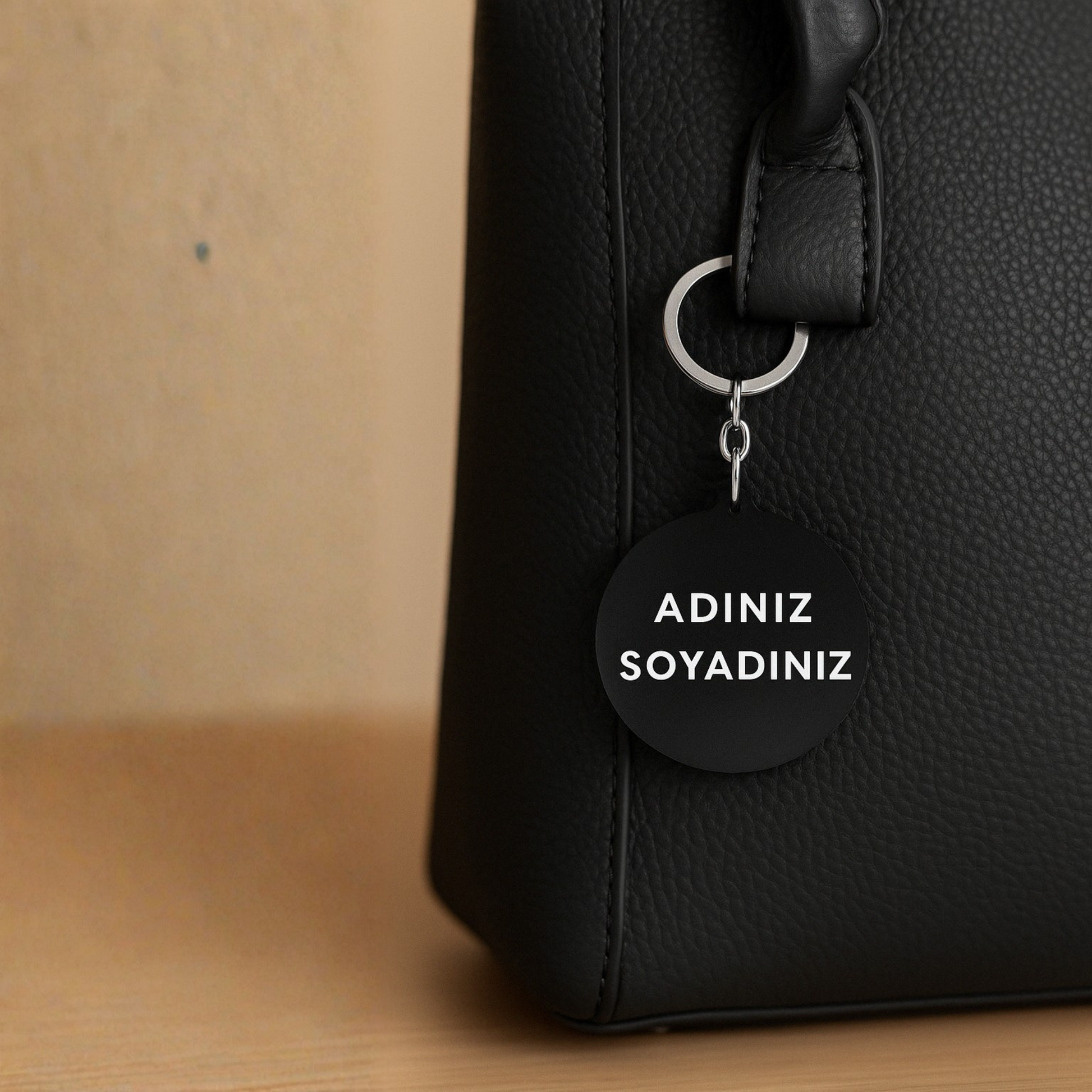 Kişiye özel yuvarlak siyah pleksi anahtarlık siyah çantada
