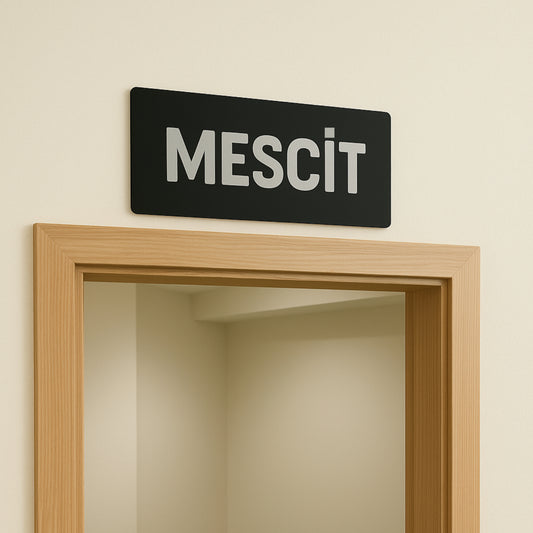 Mescit yazılı siyah pleksi tabela, kapı üstüne monte edilmiş kullanım örneği
