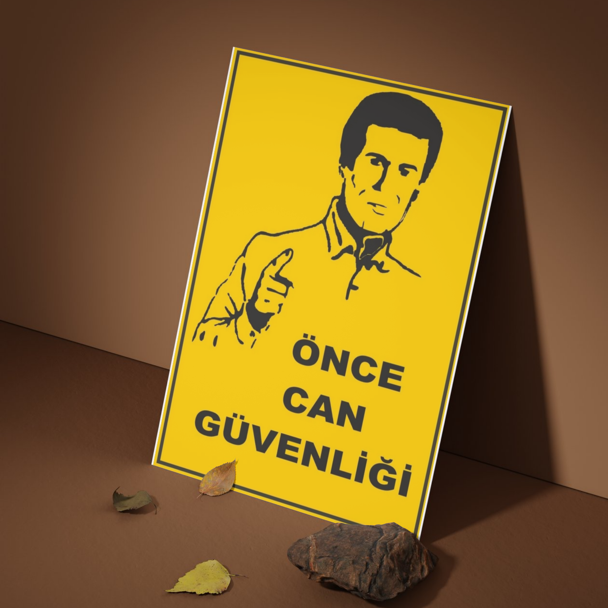 Önce can güvenliği yazılı sarı uyarı levhasının kullanım ortamında sergilenen hali, 25x35 cm forex iş güvenliği tabelası