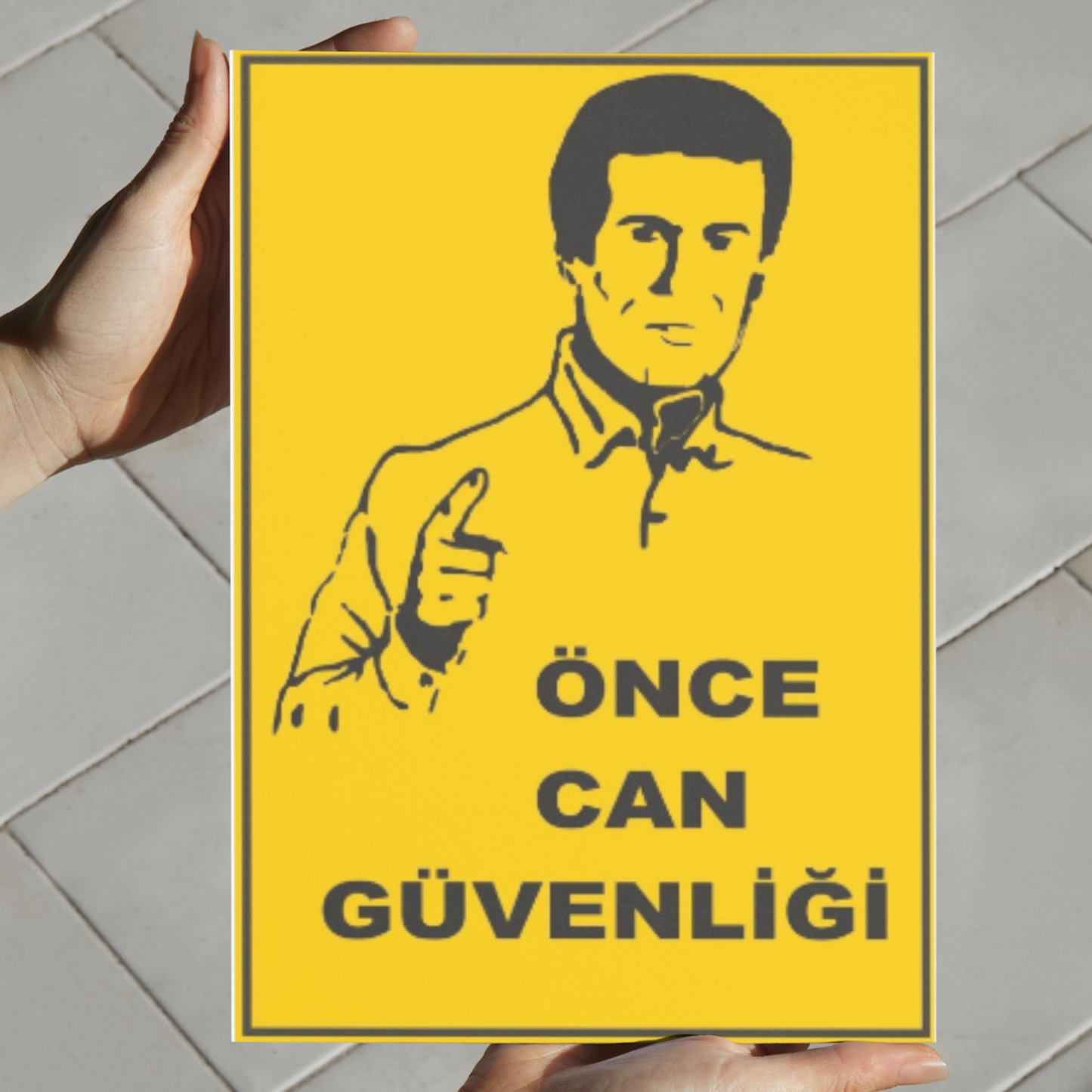 Elde tutularak gerçek boyutu gösterilen önce can güvenliği uyarı levhası, 25x35 cm forex iş güvenliği tabelası