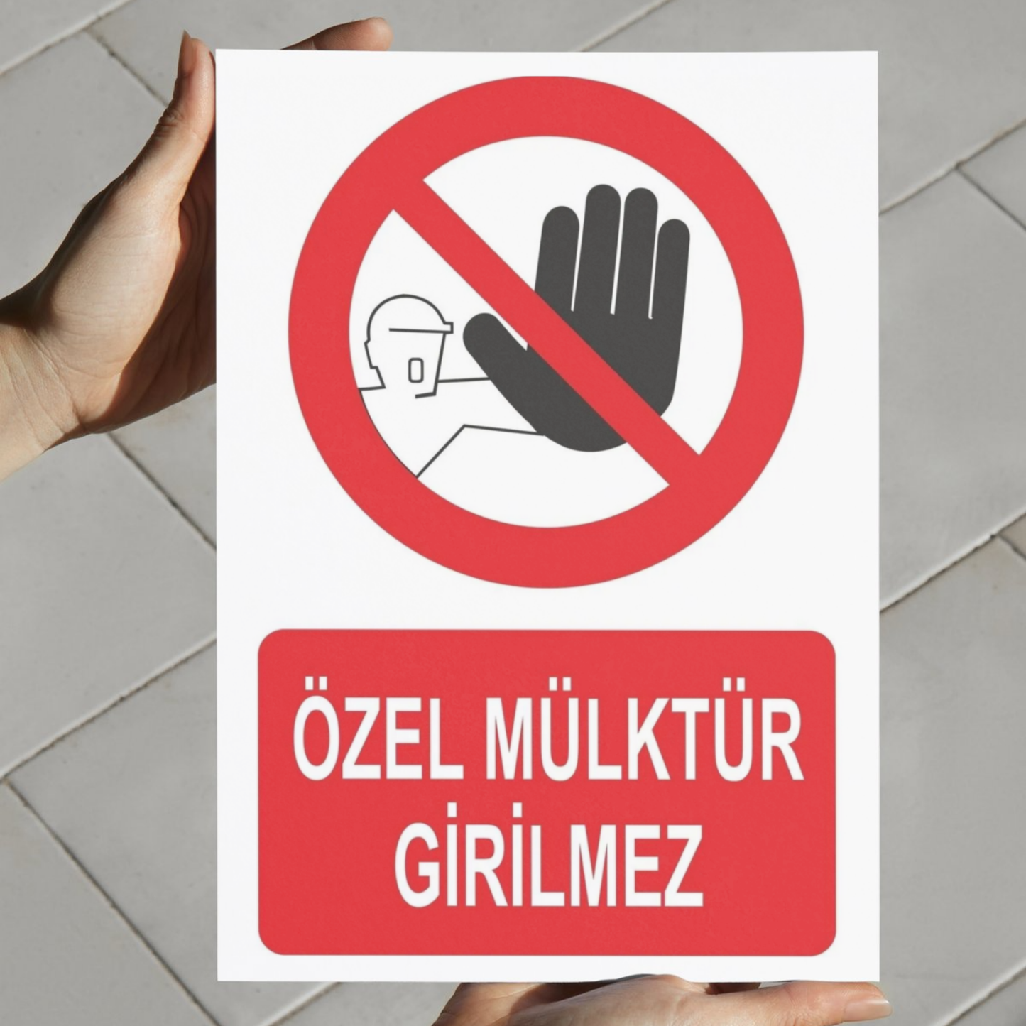 Özel mülktür girilmez uyarı levhasının elde tutularak gösterilen 25x35 cm gerçek boyut görünümü, forex güvenlik tabelası