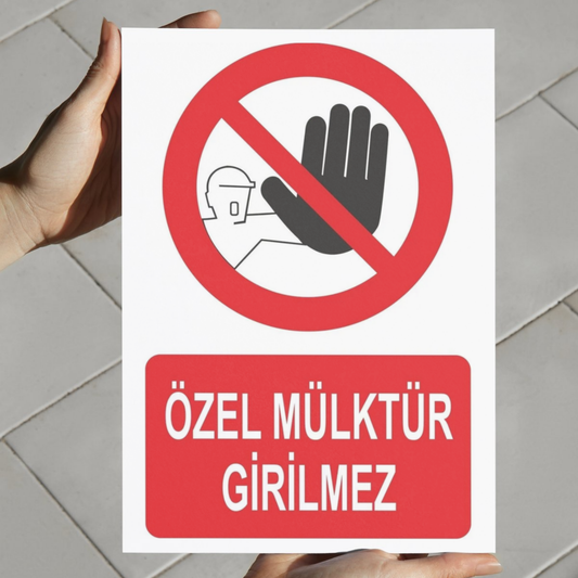 Özel mülktür girilmez uyarı levhasının elde tutularak gösterilen 25x35 cm gerçek boyut görünümü, forex güvenlik tabelası