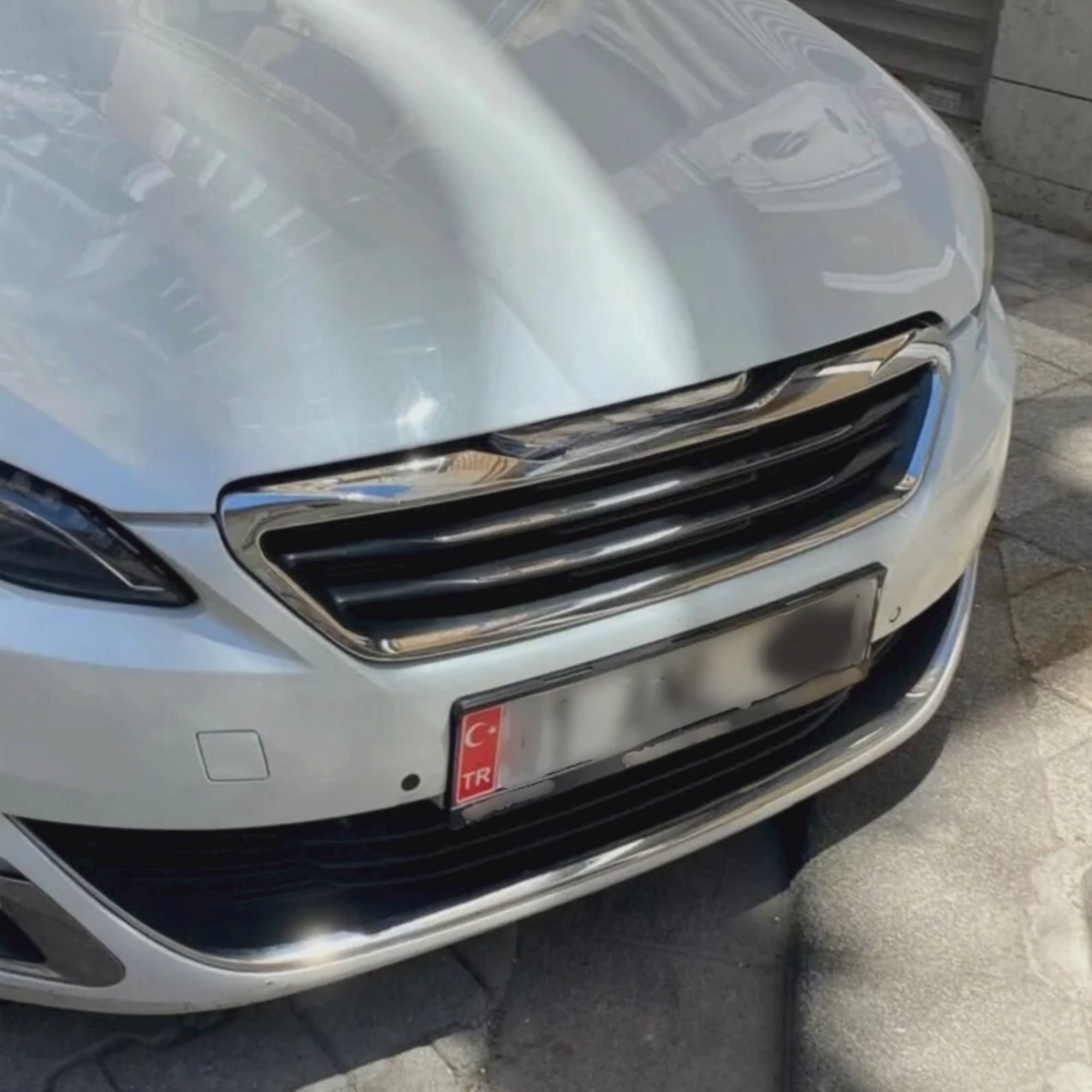 Reflektörlü TR plaka sticker 2’li setin araç plakasına kolay uygulama ve gerçek kullanım videosu