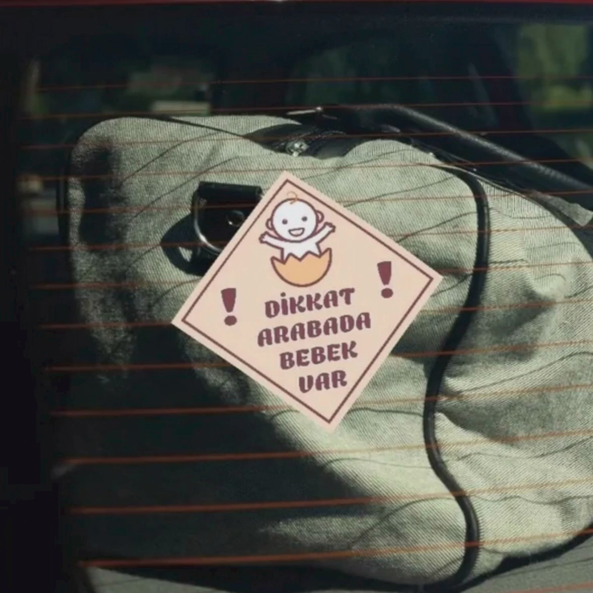 Arabada Bebek Var araba camı stickerlarının araç arka camında nasıl göründüğünü gösteren ürün videosu