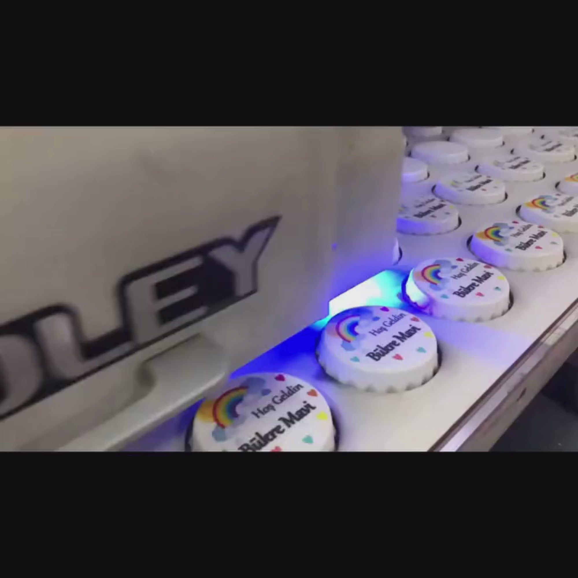 Kişiye özel açacaklı magnet üretim süreci videosu, UV baskı ile hazırlanan nişan ve düğün hatırası hediyelik magnet yapımı