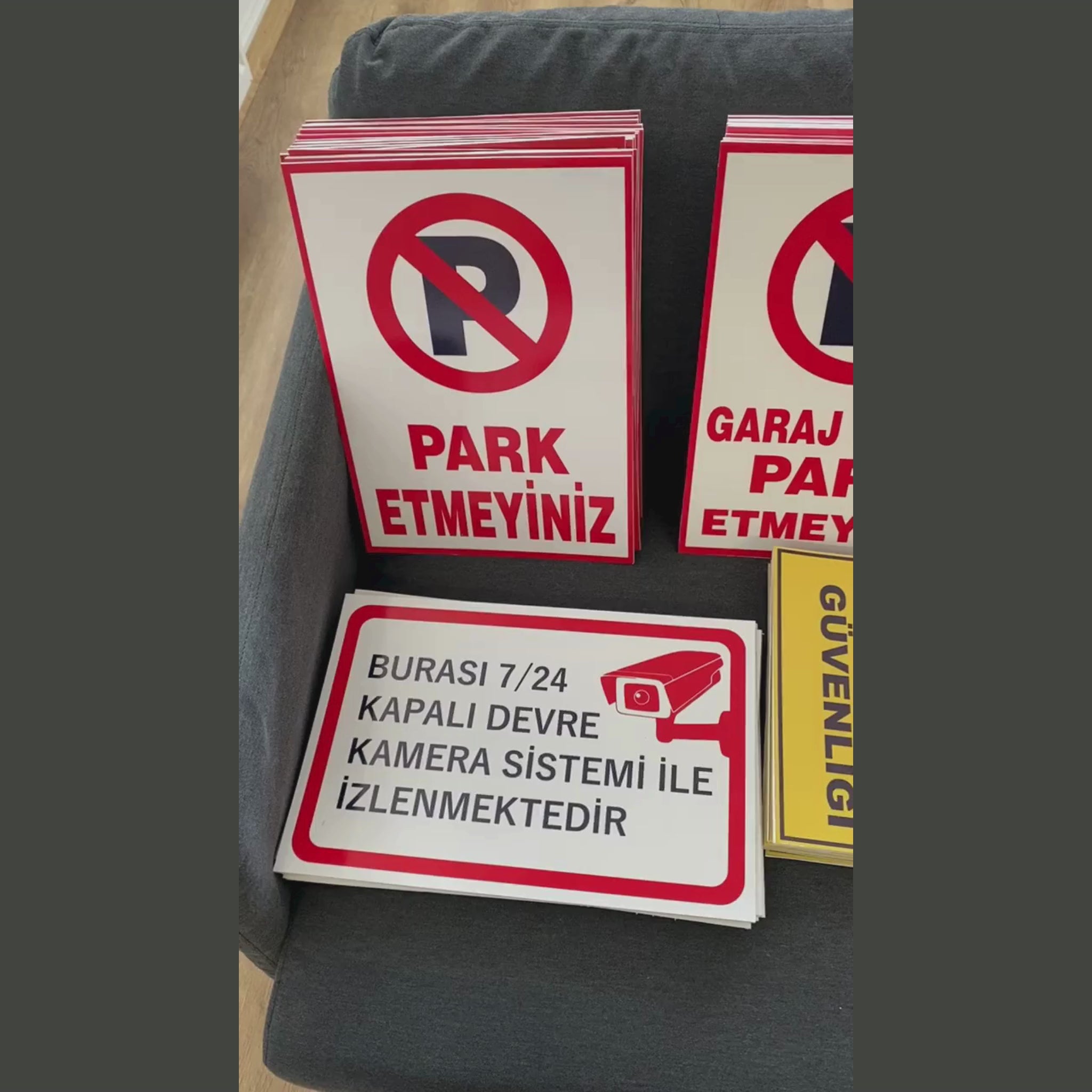 Farklı uyarı levhalarının yer aldığı, forex üzeri folyo baskı park etmeyiniz ve benzeri tabelaların genel tanıtım videosu