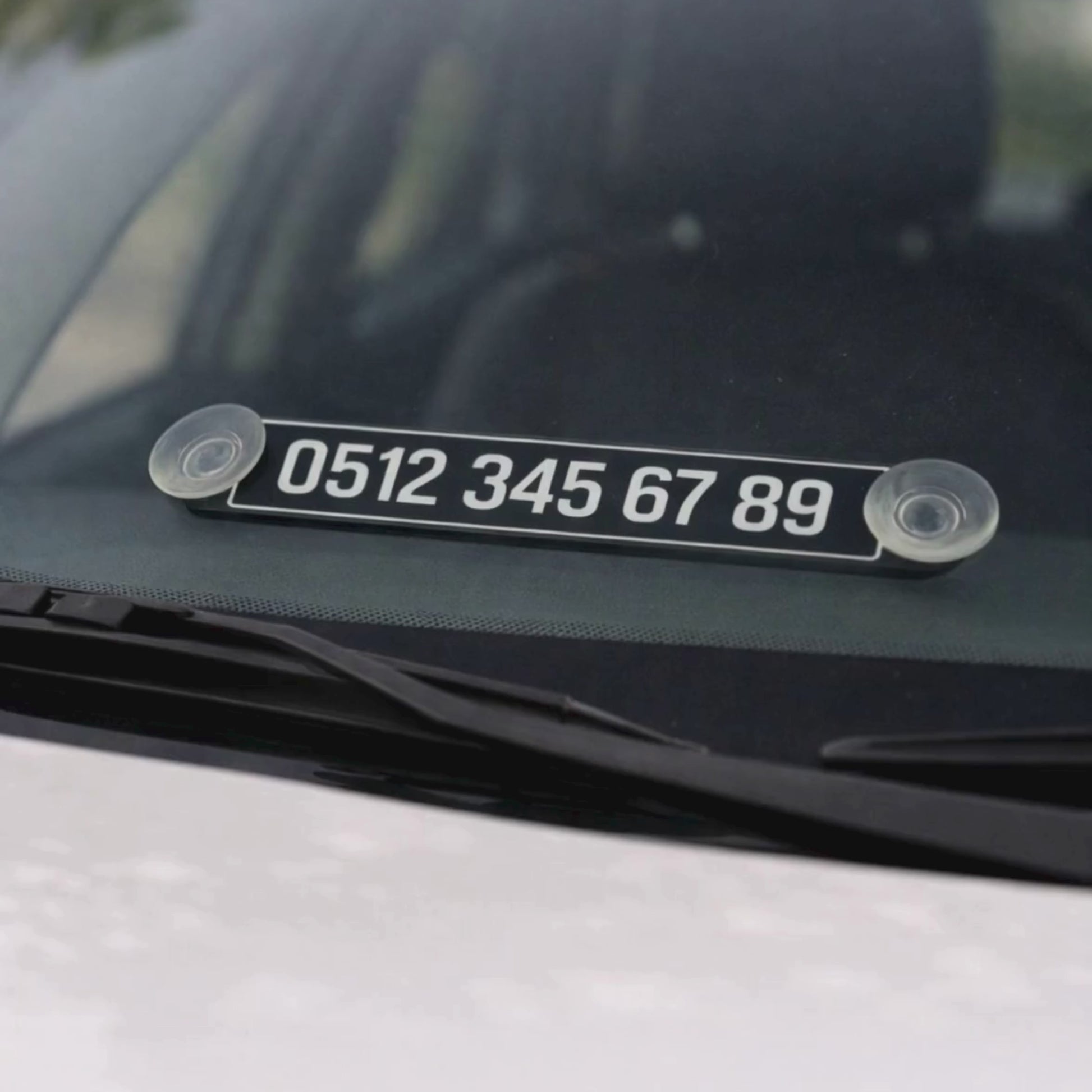 Siyah pleksi araç içi vantuzlu numaratör montaj ve kullanım videosu, cam önü park telefon numarası uygulaması