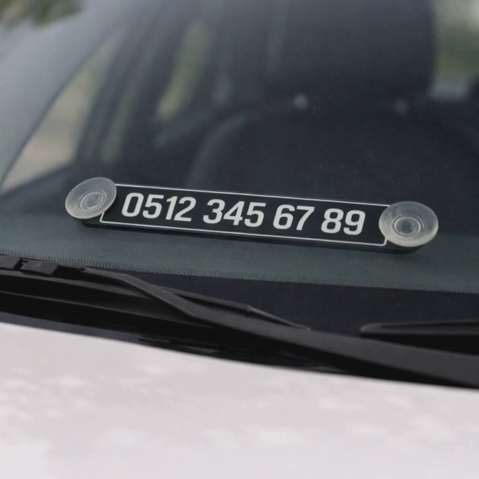 Siyah pleksi araç içi vantuzlu numaratör montaj ve kullanım videosu, cam önü park telefon numarası uygulaması