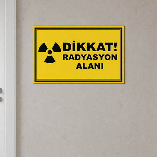 30x20 cm Türkçe radyasyon uyarı tabelası duvara monte edilmiş mockup görseli