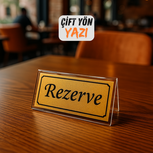 Çift yön rezerve masa üstü yazısı, şeffaf pleksi gold baskı, restoran masasında yakın çekim