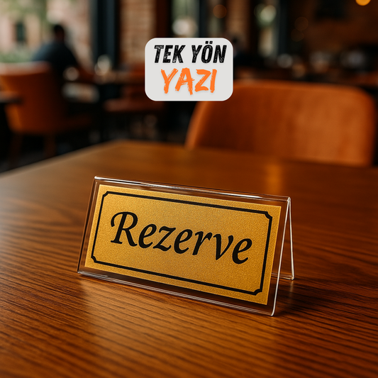 Tek yön rezerve masa üstü yazısı, şeffaf pleksi gold baskı, restoran masasında yakın çekim
