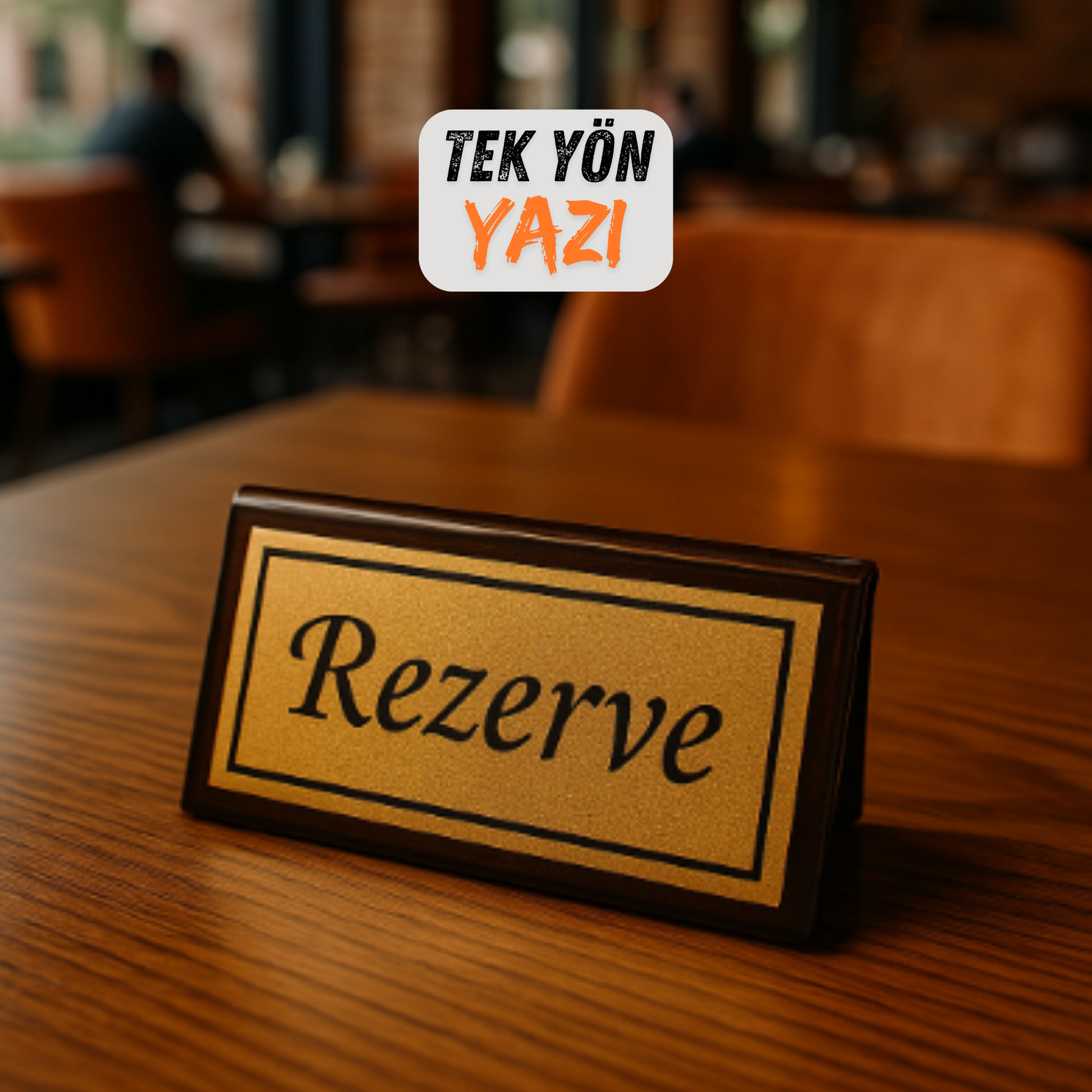 Tek yön rezerve masa üstü yazısı, siyah zemin gold baskı, restoran masasında yakın çekim
