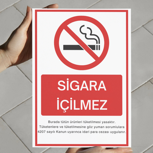 Sigara İçilmez uyarı levhasının elde tutularak gösterilen gerçek boyutu, 25x35 cm ölçülerinde forex folyo baskı tabela