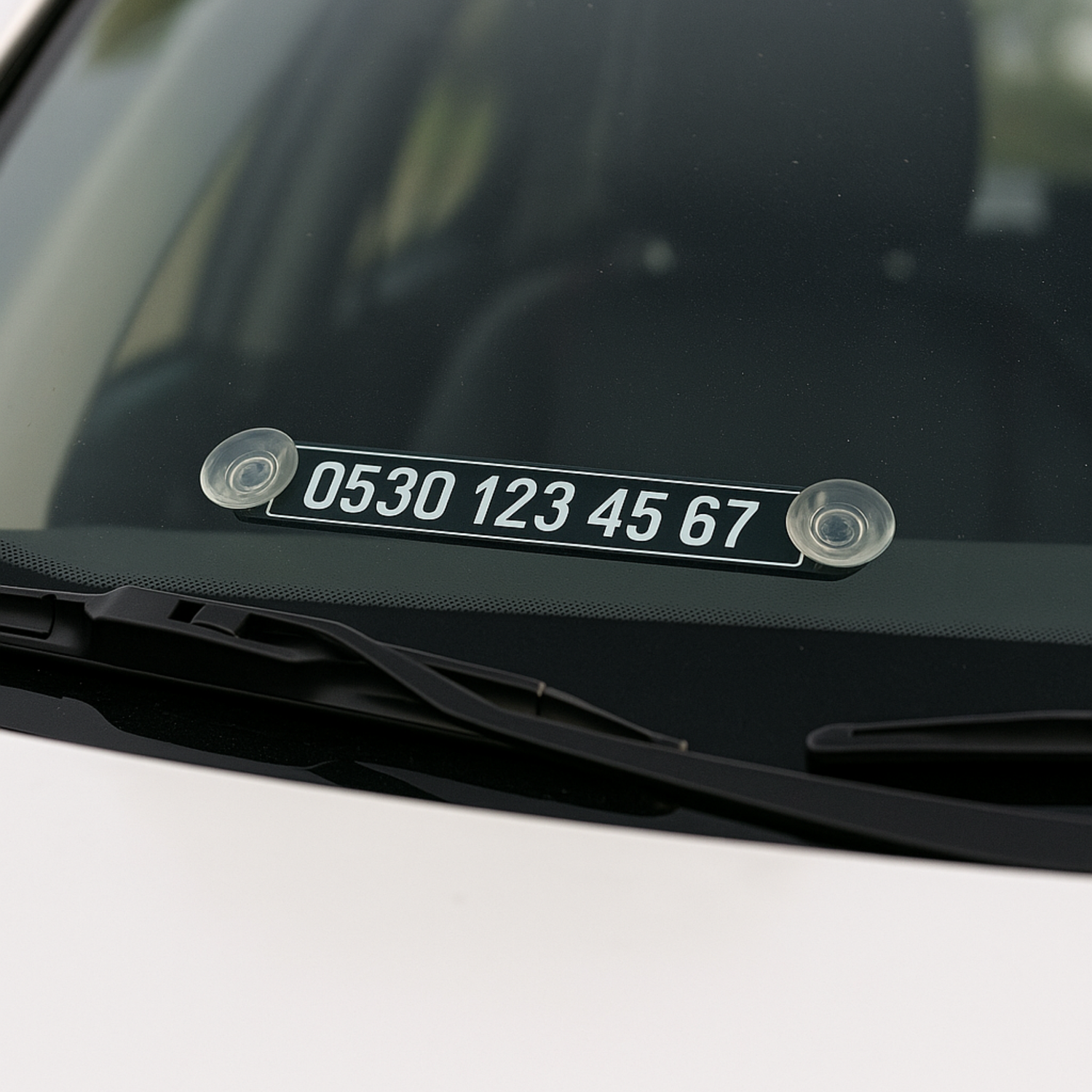 Siyah pleksi araç içi vantuzlu numaratör, beyaz yazılı park telefon numarası cam önü numaratör ürünü